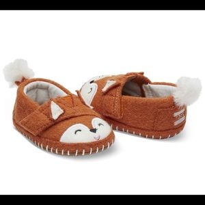 New in box baby Toms 
Crib Alpargata
Orange Felt Fox Face